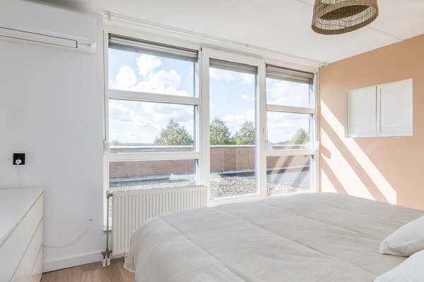Foto - Verkocht onder voorbehoud: Instapklare ruime tussenwoning uit 1997 met 3 slaapkamers, moderne badkamer, tuin en garage in Heerlen